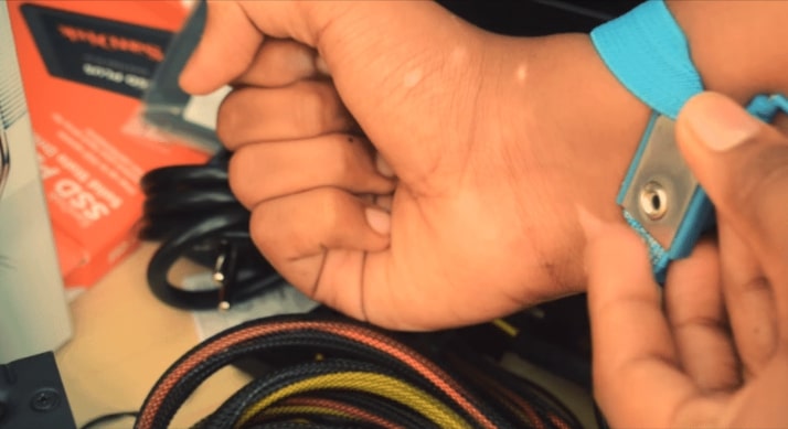 anti-static wrist strap with metal touching skin